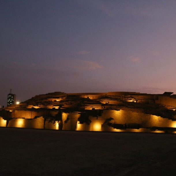 huaca pucllana at night