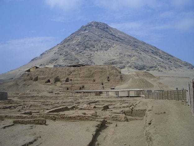 640px-Cerro_Blanco_and_Huaca_de_la_Luna
