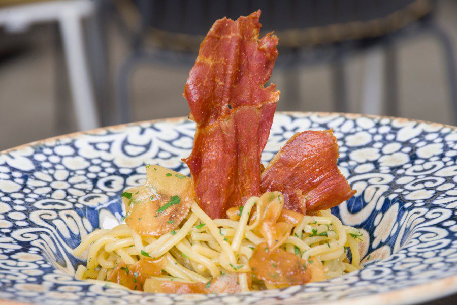 Spaghetti aglio e olio con prosciutto crocante