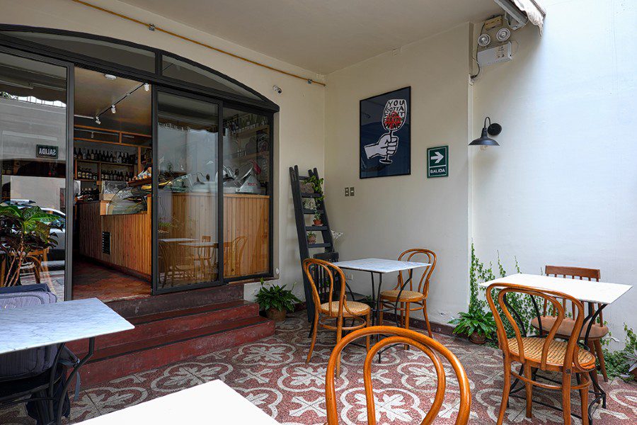 La gastronoma - decor outside