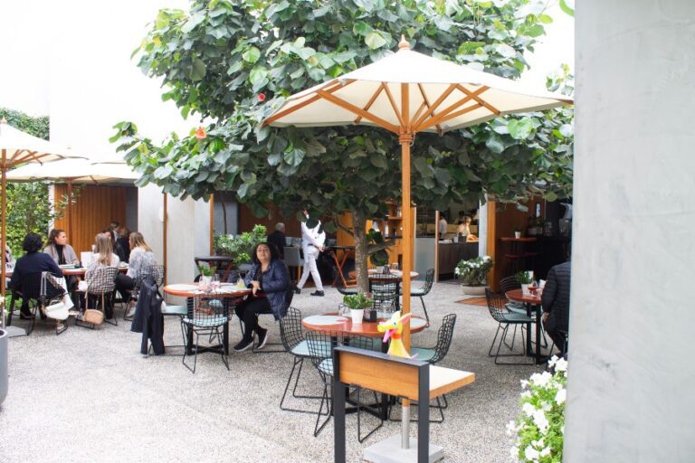 Limaná restaurant courtyard