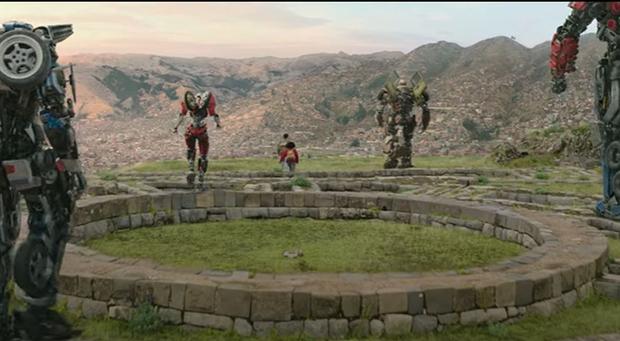 Transformers at Sacsaywaman (Foto: Captura Paramount Pictures), Photo by Courtesy of Paramount Pictures. - © 2023 Paramount Pictures. Hasbro, Transformers and all related characters are trademarks of Hasbro. ©2023 Hasbro
