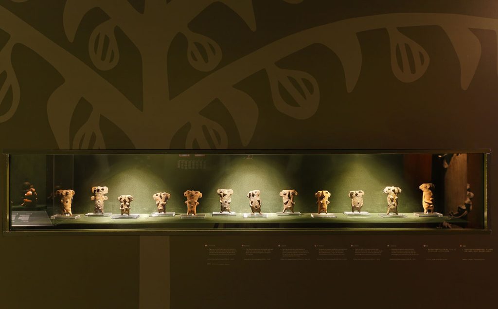 Vitrina-04-1024x635 Clay figurines depicting nude female and male bodies with exposed genitals. The “coffee bean” eyes of the protagonists are typical of Vicús art. Vicús culture, Formative Epoch (1250 BC – 1 AD) ®Larco Museum.